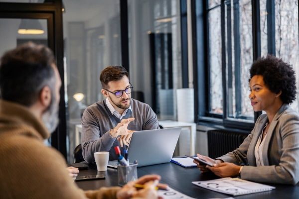 Petit manuel de savoir-vivre au bureau : ces comportements à adopter avec vos collègues