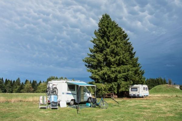 Vacances en Auvergne : qui du camping-car ou de la location est le plus avantageux ?