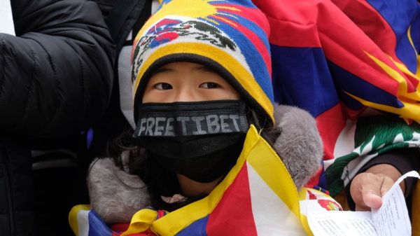 Visite du président chinois en France : Tibétains et Ouïghours protestent et interpellent Emmanuel Macron