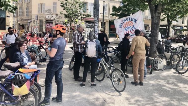 De la Plaine au Parc Longchamp à Marseille, une centaine de cyclistes a pédalé ensemble pour se réapproprier la rue