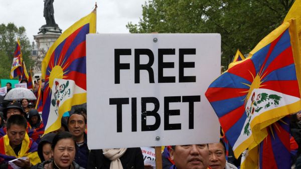 Un grand rassemblement de Tibétains à Paris pour dénoncer la venue de Xi Jinping