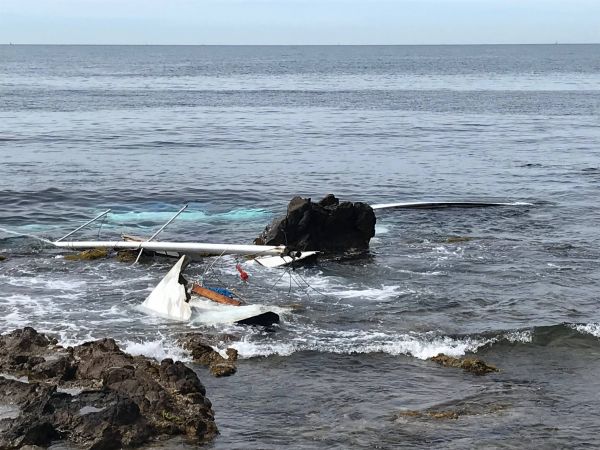 Un bateau totalement détruit après un coup de mistral dans le port de Carqueiranne