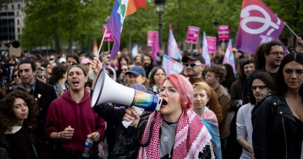 En images. Des milliers de personnes dans la rue pour dénoncer la transphobie