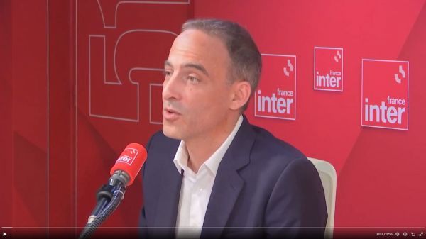 Elections européennes : "Notre ennemi principal est l'extrême droite", assure Raphaël Glucksmann, qui fustige toutefois les attaques de LFI