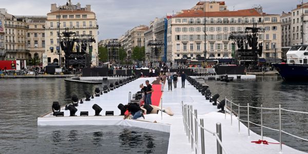 La flamme olympique arrive à Marseille : 2.000 embarcations attendues pour accueillir le Belem