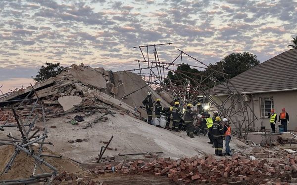 En Afrique du Sud, cinq morts et des dizaines d'ouvriers piégés dans un immeuble effondré