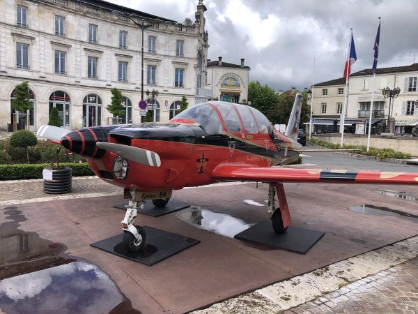 Cognac : un avion aux couleurs du Petit Prince s'est posé au milieu de la place François-Ier