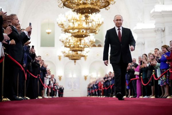 La surprenante présence de l'ambassadeur de France à l'investiture de Vladimir Poutine
