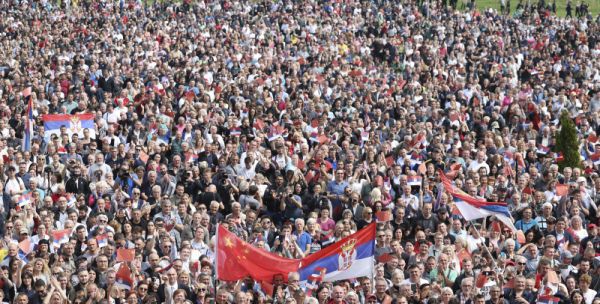 Photo : Xi participe � une c�r�monie d'accueil organis�e par le pr�sident serbe � Belgrade