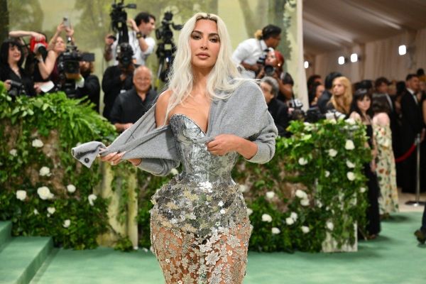 Le corset extrême de Kim Kardashian au Met Gala est aussi dangereux que spectaculaire