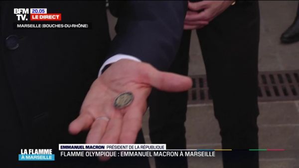 Emmanuel Macron présente une pièce à l'effigie des Jeux Olympiques