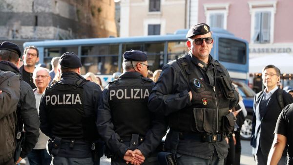 Italie : un policier poignardé dans le dos à Milan, un suspect arrêté pour tentative d'assassinat