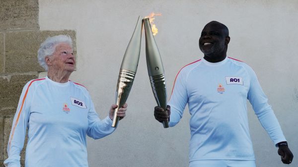 REPORTAGE. Jeux de Paris 2024 : à Marseille, les premiers relayeurs de la flamme olympique avaient "le cœur qui battait fort"