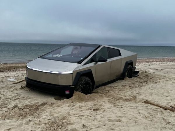 Son Tesla Cybertruck coincé dans le sable n'ira pas plus loin