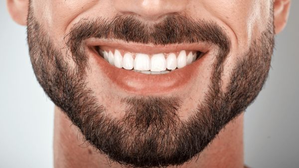 Curcuma, banane, shampoing... que penser de ces remèdes pour blanchir les dents ?