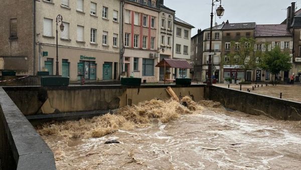 Inondations en Moselle : le département reste en vigilance rouge aux crues, l'heure est au nettoyage