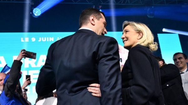 Comment Marine Le Pen tente de se réjouir du sondage qui la donne moins populaire que Jordan Bardella