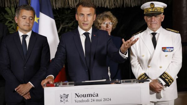 En visite en Nouvelle-Calédonie, Emmanuel Macron promet de ne pas faire passer "en force" la réforme du corps électoral