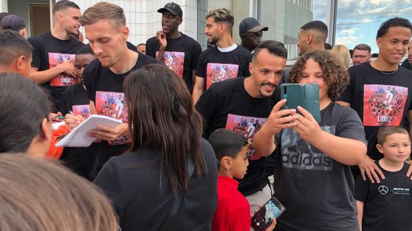 "On est en Ligue 2 !" : le FC Martigues a fêté la montée avec ses supporters