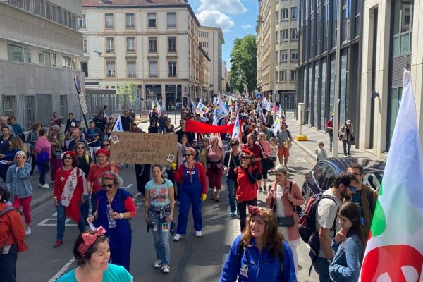"Un choc des moyens, pas un choc des savoirs" : à Lyon, 2000 enseignants et parents d'élèves manifestent contre la réforme des collèges