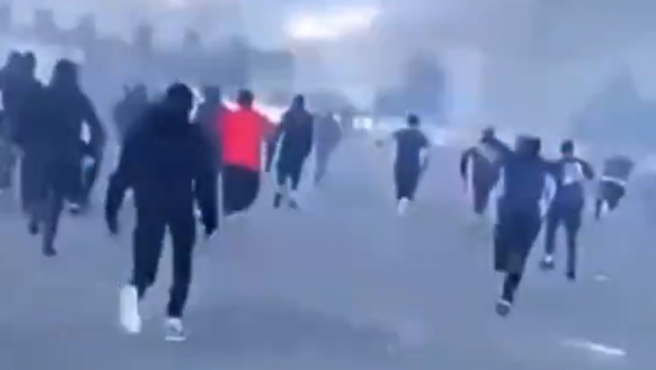 VIDÉO. "Deux bus en feu" sur un péage d'autoroute et violents affrontements entre supporters du PSG et de l'OL