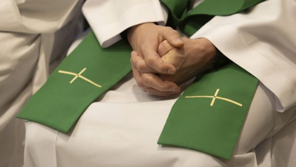 "Je reconnais les attouchements, les caresses, les fellations, les pénétrations digitales et péniennes" : un ancien prêtre condamné à 17 ans de prison