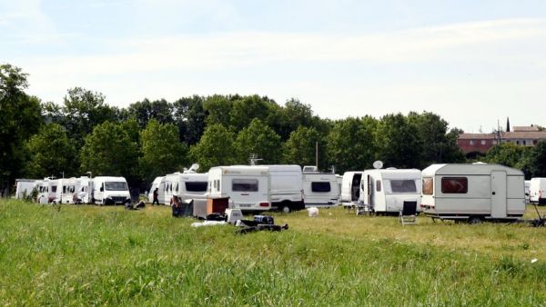 Carcassonne : une centaine de caravanes campent illégalement sur un terrain municipal, aux abords de l'hippodrome de La Fajeolle