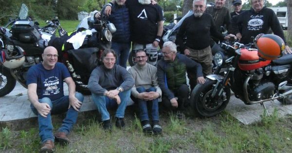 Savigny-sur-Grosne. Deux youtubeurs "moto" de passage au camping de Messeugne