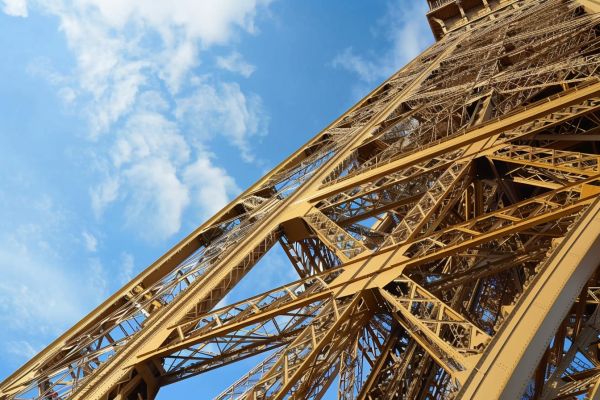 Des liens entre les “mains rouges” au Mur des Justes et les faux cercueils à la Tour Eiffel, selon la police