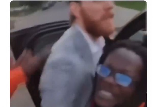 Vidéo : Connor McDavid amène de la bière à sa voiture et se fait harceler par des fans