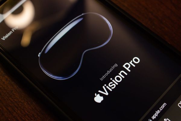 Apple Vision Pro : le casque annoncé d'ici quelques jours en France ?