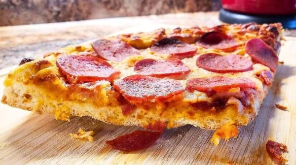 Puis-je Manger une Pizza Laissée Hors du Frigo toute la Nuit Sans Risque ?