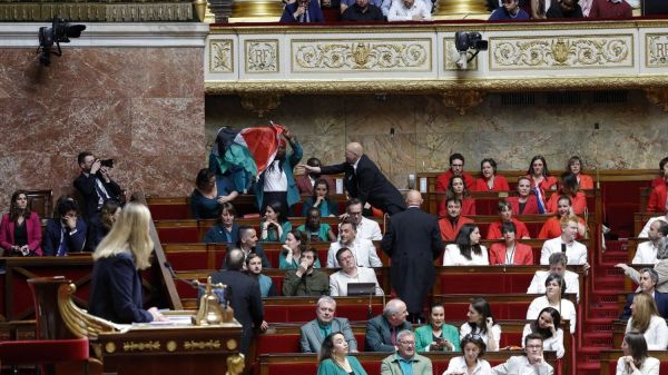 Guerre entre Israël et le Hamas : la députée LFI Rachel Keke brandit un drapeau palestinien à l'Assemblée nationale, la séance suspendue