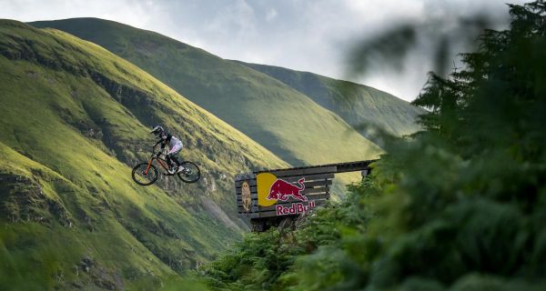 Prise de risque maximale sur la piste de MTB la plus folle de la planète