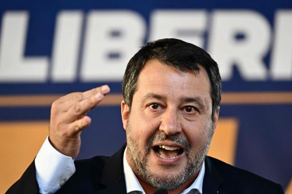 Emmanuel Macron en tenue de combat et fusil d'assaut à la main : Matteo Salvini se moque du président dans un photo-montage