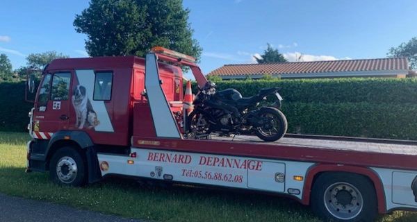 Excès de vitesse hallucinant d'une moto sur une départementale, les gendarmes lui enlèvent son permis pour la sécurité des autres