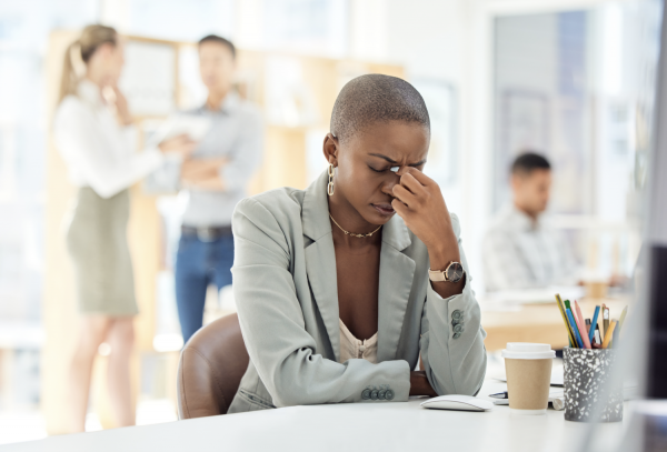 Voici comment poser ses limites pour éviter le burn-out au travail grâce à une experte