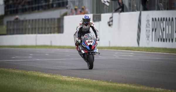 Superbike – Le pilote BMW Toprak Razgatlioglu maître à Donington