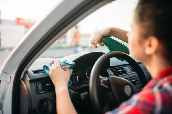 Ce produit bon marché fait des merveilles, pourtant trop peu d'automobilistes s'en servent pour nettoyer leur voiture