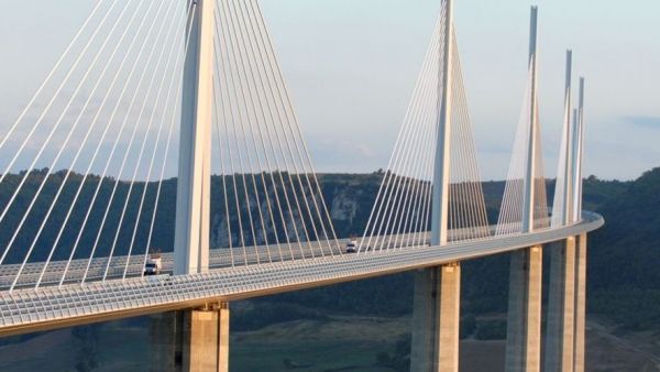 Pour les vingt ans du Viaduc de Millau, il ira d'une pile à une autre de l'édifice sur sa slackline