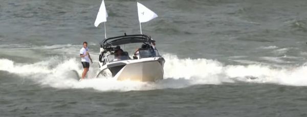 Kauli Vaast surfe la Seine : un coup de com' olympique signé Accor