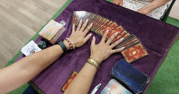 Photos. Vittel : astrologie, tarologie, pendule... les mystères de l'ésotérisme se révèlent au Voyance Show
