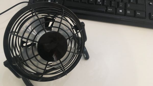 "Tu peux baisser la clim?": avec la chaleur, le retour du bras de fer autour de la température au bureau