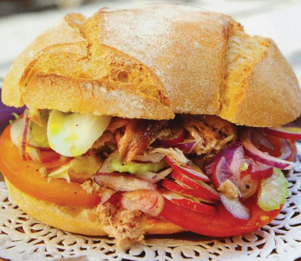 Mieux que le hamburger, le pan-bagnat : notre recette donne du goût et des couleurs à ce classique