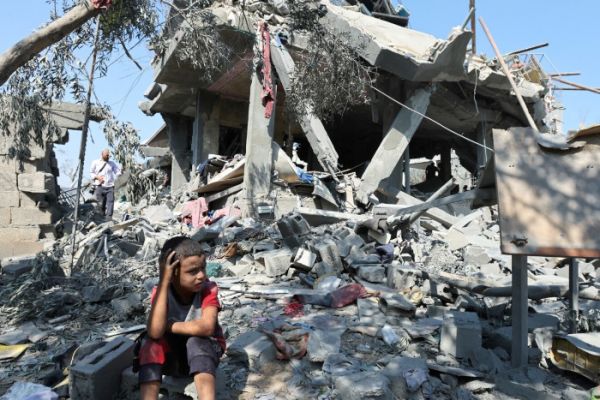 « Des éclats d’obus, des gravats et de la chair humaine éparpillée » : témoignages de survivants des bombardements des écoles de Gaza