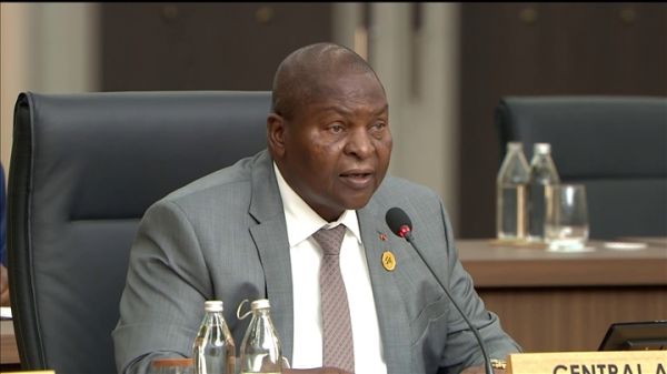 Le président centrafricain promet de doter larmée en moyens militaires adéquats (Xinhua)