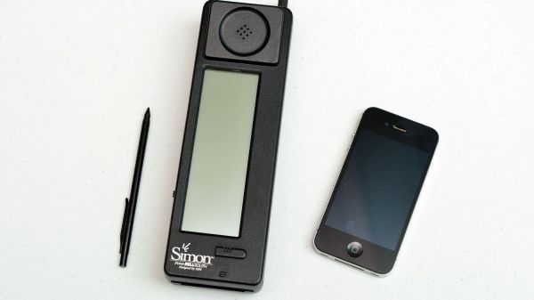 "C'est l'ancêtre du smartphone" : on vous raconte l'histoire de l'IBM Simon, le tout premier téléphone multitâche avec écran tactile, qui fête ses 30 ans