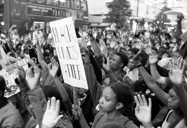 Émeutes raciales en Grande-Bretagne : on y trouve l’empreinte des conservateurs mais aussi celle de Starmer