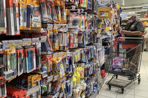 Fournitures scolaires : en attendant la gratuité, collectivités et parents s'organisent