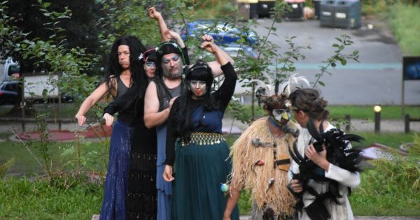 Photos. Du Mozart revisité dans les rues de Plombières-les-Bains avec la compagnie Virêvolte